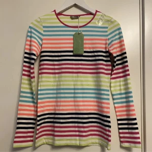 långärmad tröja - Säljer en helt ny långärmad tröja med glada färger från Lindex. 📏 Storlek: 170 🎨 Randigt mönster i fina, färgglada toner 🎀 Prislappen sitter kvar (utan angivet pris) 💯 Aldrig använd – supersnygg och fräsch!  Perfekt för dig som gillar färg och komfort i ett!