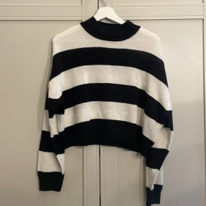 Stickad tröja  - Stickad tröja från H&M i storlek M