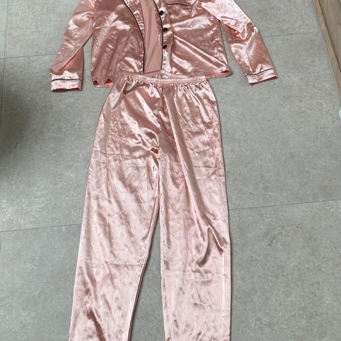 Rosa satinpyjamas från SHEIN