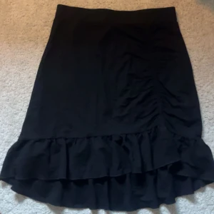 Svart kjol med volangkant💕 - Söt svart kjol med lite volang ner till🌸 stilren och går lätt att matcha! Finns även i xs🙌🏼