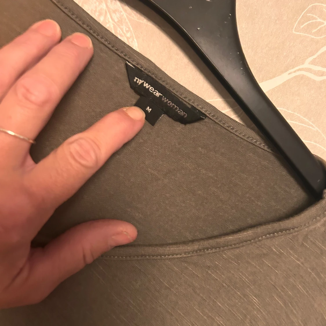 Olivgrön blus med vit nederdel MyWear