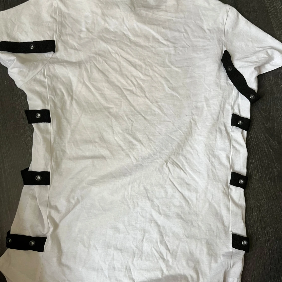 Vit t-shirt med svarta band Rusty Neal - 1