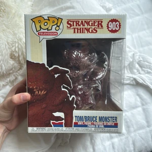 Stranger Things: Tom/Bruce Monster (Pop! Television #903) - Cool samlarfigur från Stranger Things! Tom/Bruce Monster är ett måste för fans av serien och Pop! Television. Perfekt för att ge din hylla en skräckinjagande touch eller som present till någon som älskar popkultur. Pris kan diskuteras!