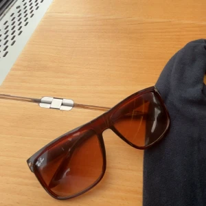 Rayban solglasögon  - Köpte dessa för två veckor sen o inte mycket använd sen dess, ända nackdelen me dessa att de e fajk o jag blev lurad me de, därför säljer jag de så billigt 