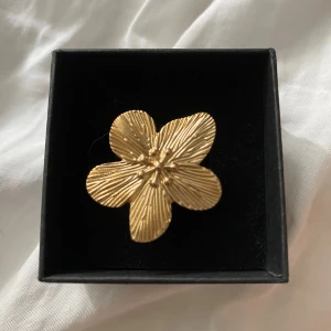 Guldig blomformad ring - Fin Stockholmsstils ring i rostfritt material!! det går att ändra storleken på ringen❤️❤️