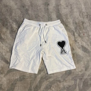 Vita Ami Paris shorts - Säljer då de är för små.  passar som S. Riktigt feta