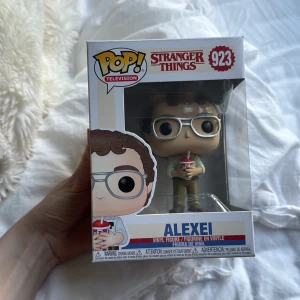 Stranger Things: Alexei (Pop! Television #923) - Cool Funko Pop! figur av Alexei från Stranger Things. Perfekt för fans av serien som vill ha en unik samlarpryl till hyllan. Alexei håller sin ikoniska slush och kommer i originalförpackning. En rolig present till dig själv eller någon som älskar popkultur! Pris kan diskuteras! 