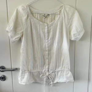 Vit blus, H&M, strl 34 - Söt blus från HM🤍 bra skick men väl använd🤍säljs pga att den inte passar🤍 notmal i storlek
