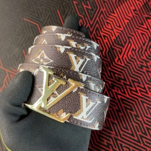 Brunt bälte med guld badge - Sjukt fett bälte i storlek 110‼️ SJUKT BRA DEAL I MIN BIO‼️‼️ bara skriva om du har nå frågor