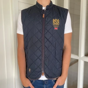 Morris väst - Säljer denna snygga quiltade Morris väst i mörkblått, den är i mycket bra skick utan några defekter, Storlek L sitter riktigt bra och snyggt på mig som är 183 cm, hör gärna av dig vid frågor!