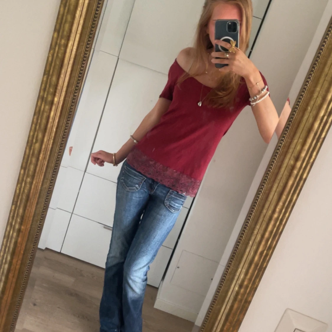 Vinröd topp med spetskant - 1