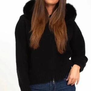 Svart stickad  med päls  - Mysig svart stickad hoodie med dragkedja och stor huva kantad med fluffig päls. Tröjan har långa ärmar och ribbade muddar, perfekt för kalla dagar när du vill vara både varm och snygg. Lägger ut igen pga oseriös köpare :( köpt för 1800 kr på Alessa. Aldrig använd