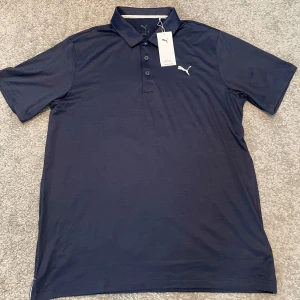 Puma piké herr strl L helt ny - Ny Puma piké i storlek L. Vann den i en golftävling men den är tyvärr för stor för mig. Helt ny med lapparna kvar. Nypris ca 400 till 500 kr. 