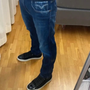 Blå Replay jeans  - 30/30 Mörk blåa Replay jeans, använda endast en gång.
