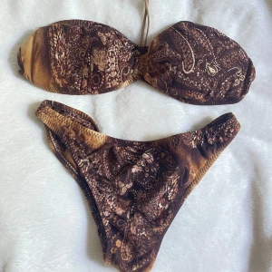 Bikini - Jättefin brun bikini passar s/m skulle jag säga⭐️ har sytt scrunchet i bak själv så man kan lätt ta bort ifall man vill ha original passform🌞