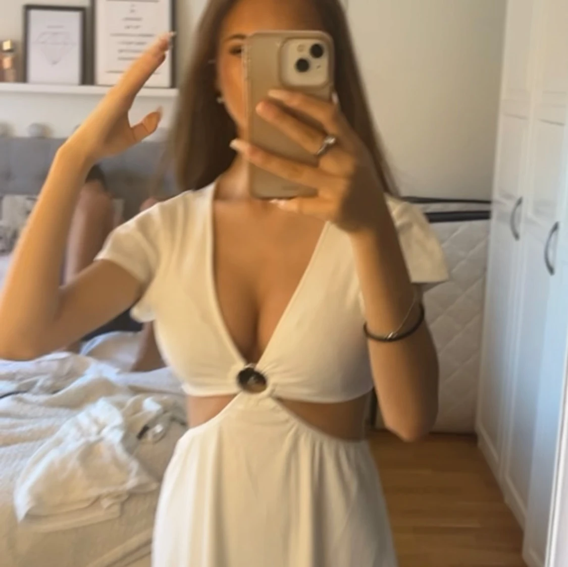 Vit kortklänning med cut out från Hm