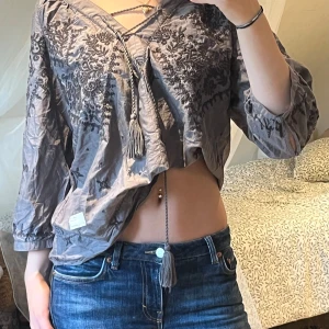 Odd Molly tröja - Säljer en tröja från Odd Molly. Den är grå med snygga broderade detaljer på både fram och baksidan. Skriv gärna om du har frågor <3