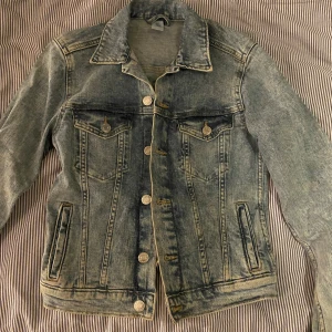 jeansjacka - superfin jeansjacka🩵🩵🩵🩵