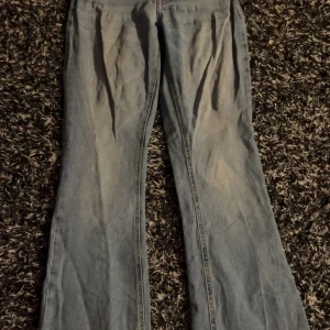 Bootcut jeans i ljusblå denim XS - Säljer ett par bootcut jeans från 157 i ljusblå denim. Modellen har klassisk femficksdesign och utsvängda ben. Storlek XS och kort längd. Kan märkas att dom är använda då dom är lite urtvättade men inget annat man märker 