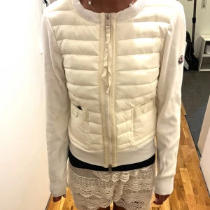 Moncler cardigan  - Hej säljer nu denna Moncler cardigan som är min systers jackan är i storlek S men passar min syster som är 160cm lång kom gärna med prisförslag och frågor jackan är helt ny 