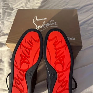Christian Louboutin Marinblå sneakers mocka - Snygga svarta sneakers från Christian Louboutin i mocka med klassisk röd sula och diskret logga undertill. Allt og medföljer. 10/10 skick.