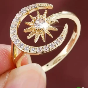 Guldfärgad ring med stjärna och måne - Superfin guldfärgad ring med en öppen design som har en gnistrande halvmåne och en stjärna i mitten, båda dekorerade med klara stenar. Ringen är ca 1,5 cm bred och har en unik, glittrig look som verkligen sticker ut.
