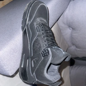 Svarta Nike Air Jordan 4 sneakers - Säljer ett par helsvarta Nike Air Jordan 4 sneakers sällan använt kanske 6-7 gånger 