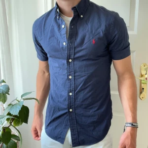 Ralph Lauren kortärmad skjorta  - Inga defekter! Slim fit, modellen är 180,75 kg och bär S slim fit men skulle rekommendera för lite mindre. 