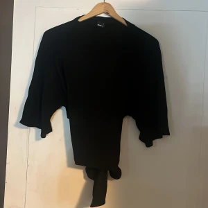 Back tie top  - Svart black tie top från Gina tricot i strl S. Den är endast använd en gång. 
