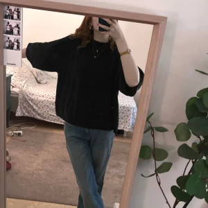 Marinblå stickad tröja - Jättefin och mysig marinblå stickad tröja från lager 157! Den har trekvartsärm och är storlek S men funkar även på mig som är XS och säkert även M för att den har stretchigt material. Säljer pga att den inte kommer till användning och jag behöver pengar till min student!