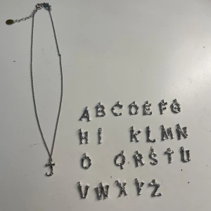 Bokstavshalsband i silver  - Bokstavs halsband i silver, säljer då jag bär guld. Endast använt en gång. Kommer med bokstäver A-Z, saknas dock ett P.