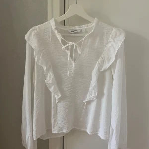 Vit långärmad blus - En vit fin långärmad blus som jag säljer så den inte kommer till användning 💕 köpt på Kappahl och är i storlek S. man kan knyta framtill lite hur man vill. pris kan absolut diskuteras!