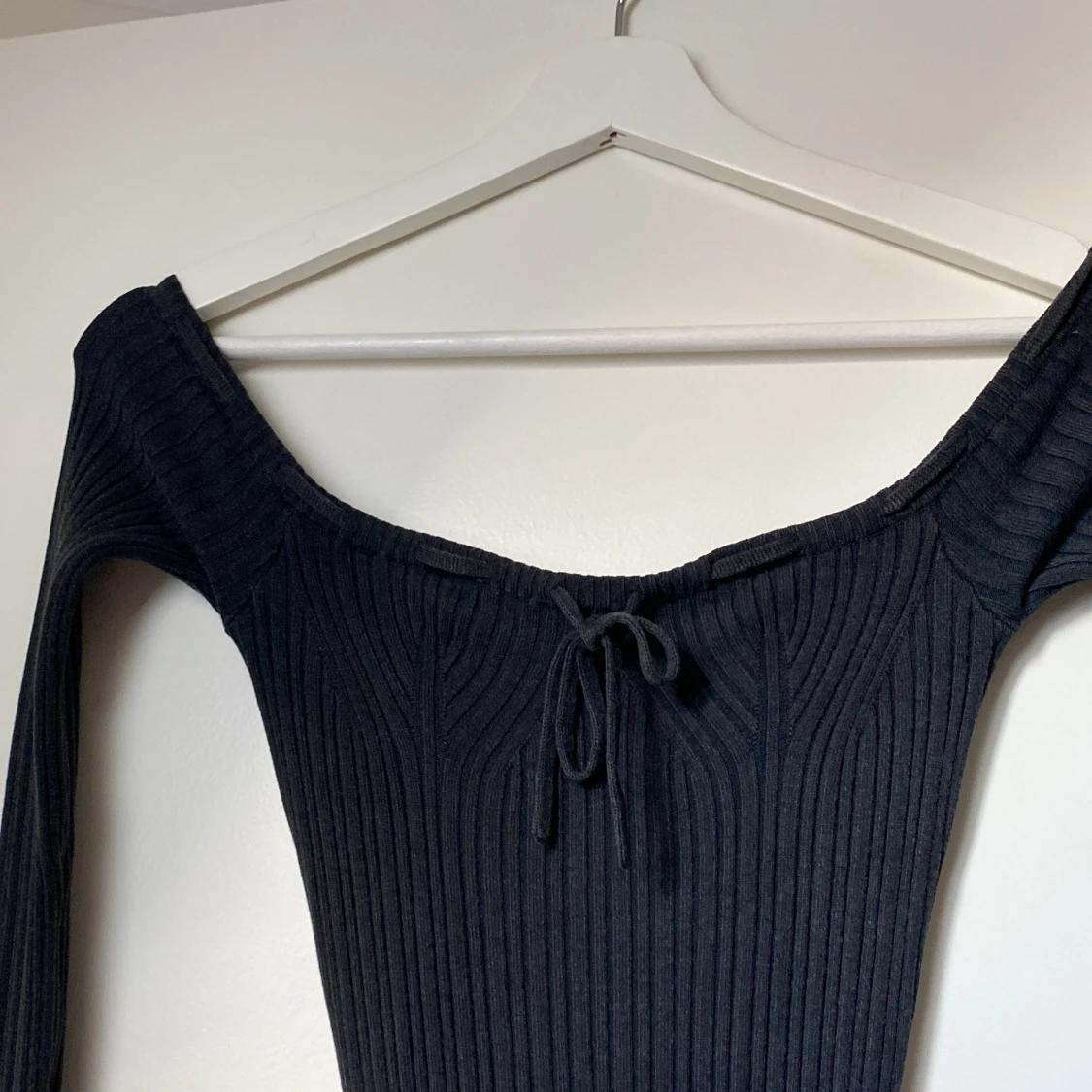 Svart ribbad långklänning med slits - 2