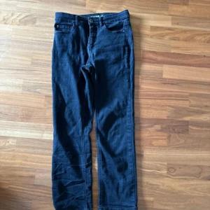 Mörkblå raka jeans - Snygga mörkblå jeans med klassisk femficksdesign och raka ben. Jeansen har normal passform och är tillverkade i ett mjukt bomullsmaterial med lite stretch. Perfekta för en clean och enkel look.