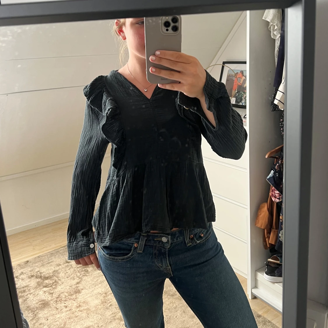 Svart blus med volang och v-ringning