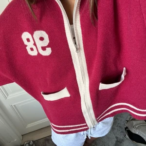 Röd sticksd tröja med zip - Säljer en oversized tröja som kan användas både som kofta och jacka! Helt oanvänd och går inte att köpa längre🍒❤️