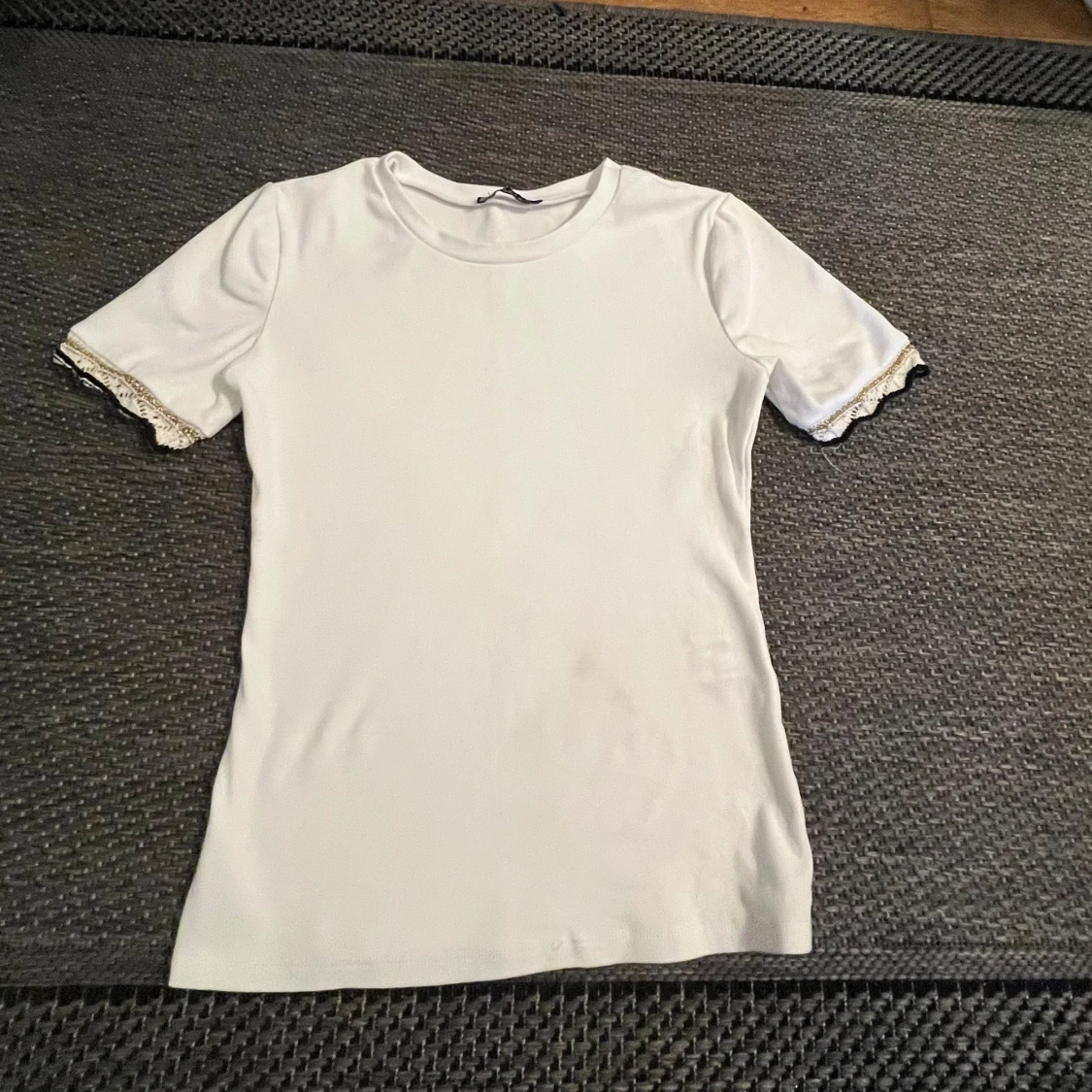Vit topp med spetsdetalj på ärmar - 3
