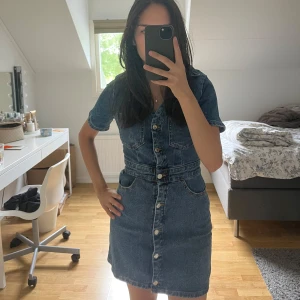 Kort jeansklänning med knappar - Helt ny jeans klänning från Zara med prislappen kvar, säljer även den på vinted blir mycket billigare med frakt kan även mötas upp i Göteborg 