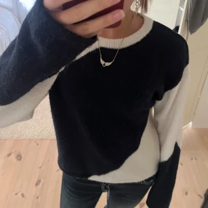 Gina Tricot Stickad 💙🤍 - Köparen står för frakt, använd gärna ”köp nu”🙃🙃