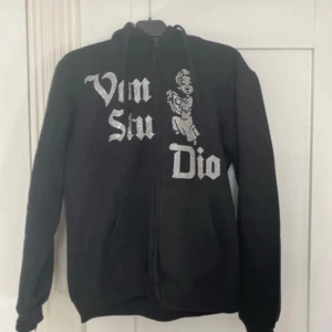 Vonstudio Zip Hoodie - Säljer en riktigt fet Von Studio tröja som passar även L. Den är i ett strålade skick och inga defekter finns på den. Riktigt bekväm också och väldigt snygg.
