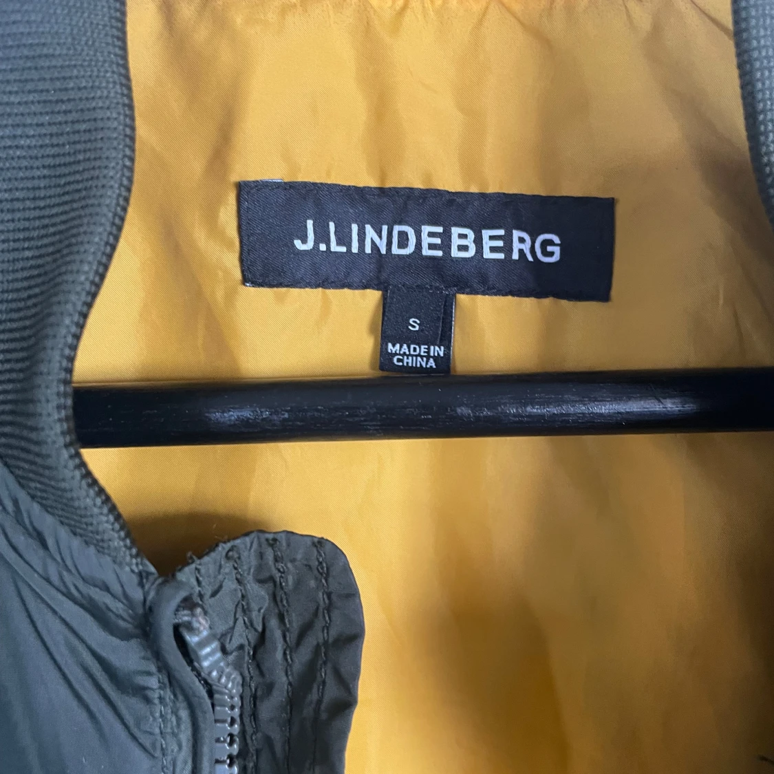 Olivgrön bomberjacka från J.Lindeberg - 1