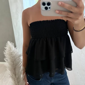 Svart volang kjol - Fin kjol från Chelsea. Kjolen är i bra skick. Kan användas som både kjol och topp👗