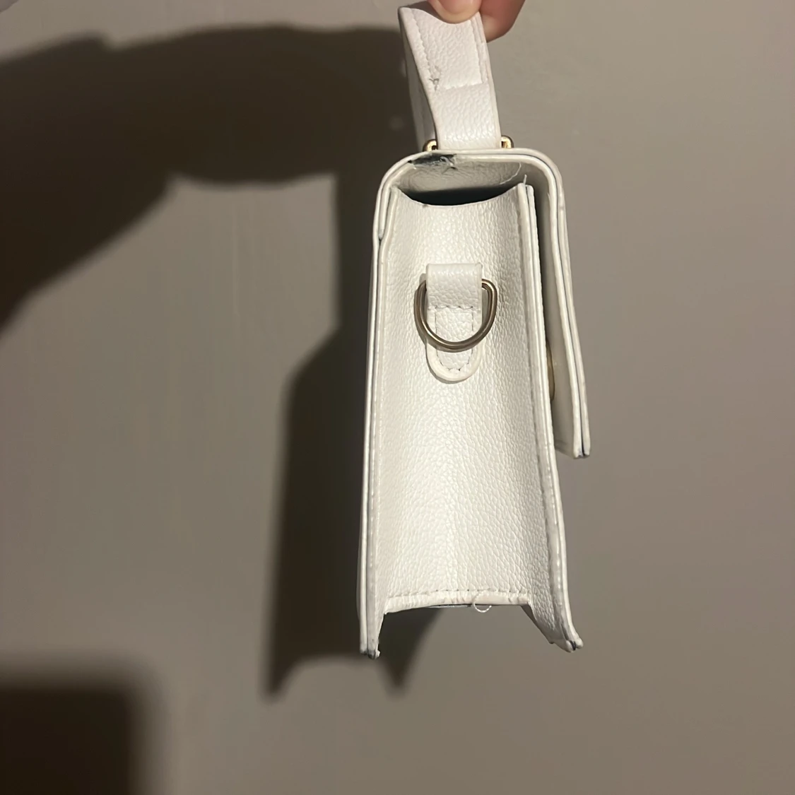 Vit axelväska i skinnlook - 2