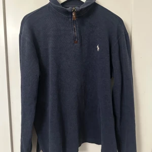 Blå half zip tröja från Ralph Lauren - Säljer en Mörkblå långärmad tröja från Ralph Lauren med half zip. Väldigt fint skick. Storlek M.