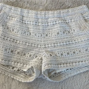 Vita spetsiga shorts från Zara  - Superfina vita shorts från Zara Girls i storlek 164 men jag skulle säga även  passar xs. Snygga detaljer i spets gör dem extra speciella!