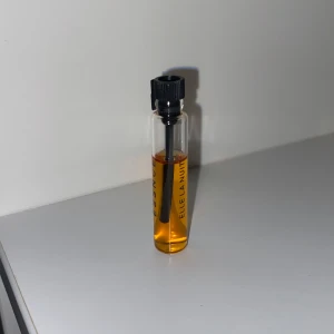 Ella la nuit Essnce - Essnce tester i varianten Ella la nuit❤️Säljer massor av andra parfymer och testers på min profil❤️