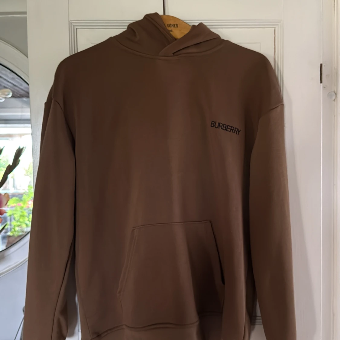 Brun hoodie från Burberry med logga