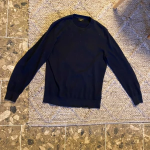 Stickad tröja - Stickad mörkblå tröja ifrån Massimo Dutti i hälften ull och bomull