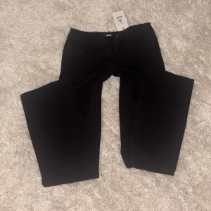 Kostym byxor - HELT NYA lågmidjade kostymbyxor endast provade. Pris lappet är fof på. Storlek 32/XXS. 