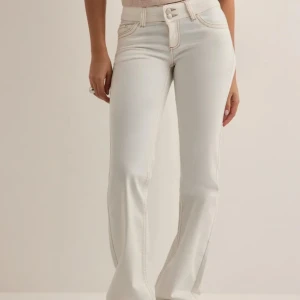 Vita bootcut jeans från Nelly - Snygga vita bootcut jeans från Nelly som är helt slutsålda på hemsidan. Låg midja. Använda 2 gånger